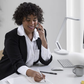 femme-a-angle-eleve-parler-au-telephone