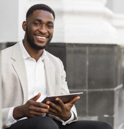 homme-affaires-regarder-tablette (1)